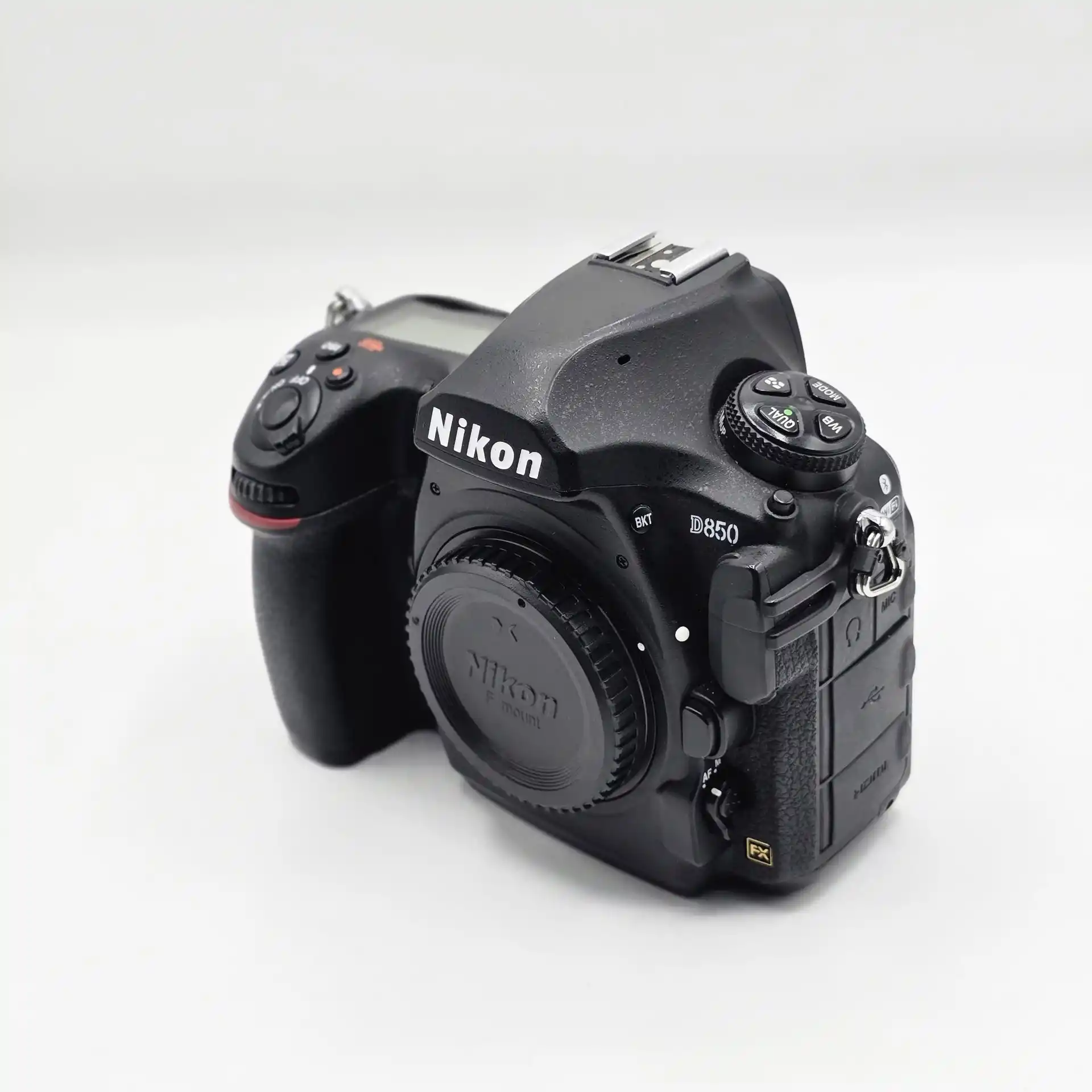 دوربین نیکون | Nikon D850 Body در حد دست دو